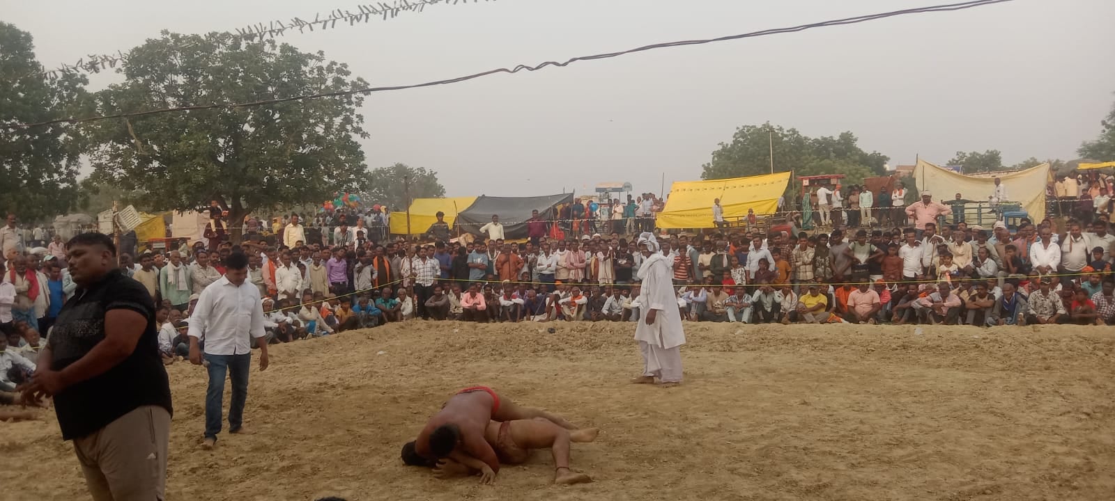 खोजवापुर दंगल में विजेता कप के साथ मौजूद पहलवान। स्रोत: आयोजक खोजवापुर दंगल में विजेता कप के साथ मौजूद पहलवान। स्रोत: आयोजक