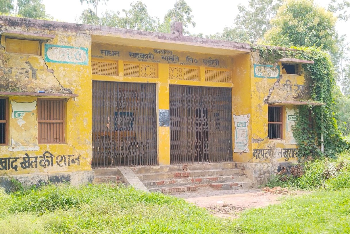 लालगंज के अझारा में इफको गोदाम पर डीएपी लेने उमड़ी किसानों की भीड़। संवाद लालगंज के अझारा में इफको गोदाम पर डीएपी लेने उमड़ी किसानों की भीड़। संवाद