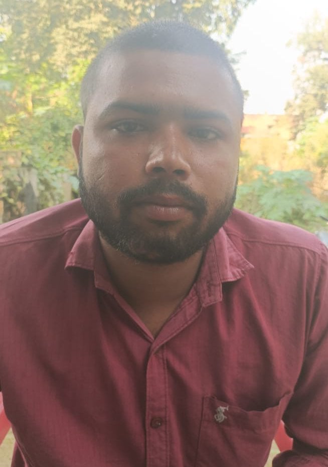लालगंज के अझारा में इफको गोदाम पर डीएपी लेने उमड़ी किसानों की भीड़। संवाद लालगंज के अझारा में इफको गोदाम पर डीएपी लेने उमड़ी किसानों की भीड़। संवाद