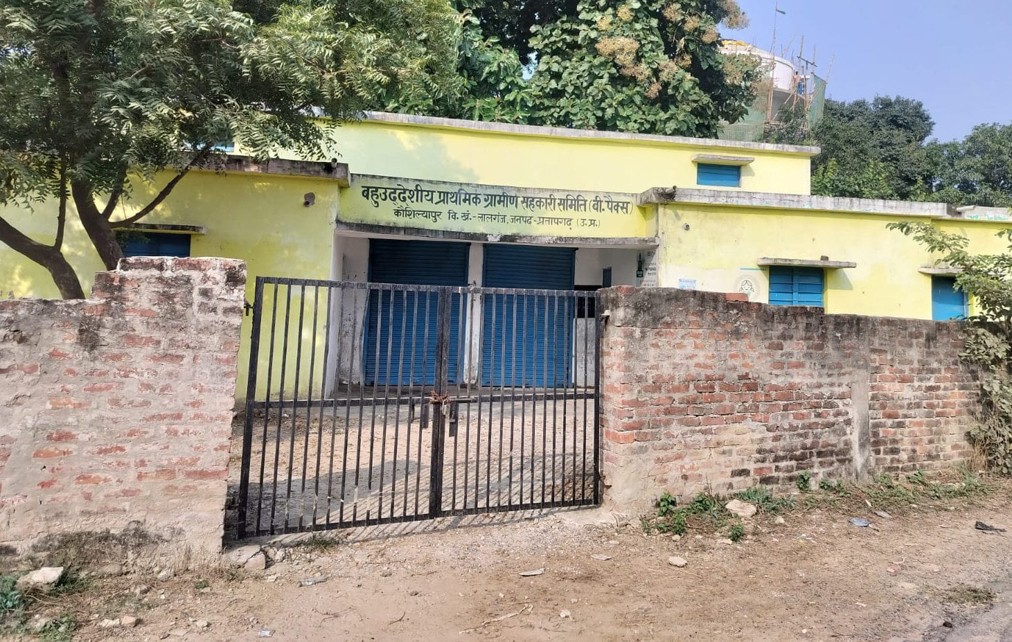 लालगंज के अझारा में इफको गोदाम पर डीएपी लेने उमड़ी किसानों की भीड़। संवाद लालगंज के अझारा में इफको गोदाम पर डीएपी लेने उमड़ी किसानों की भीड़। संवाद