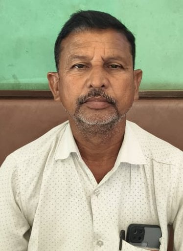 लालगंज के अझारा में इफको गोदाम पर डीएपी लेने उमड़ी किसानों की भीड़। संवाद लालगंज के अझारा में इफको गोदाम पर डीएपी लेने उमड़ी किसानों की भीड़। संवाद