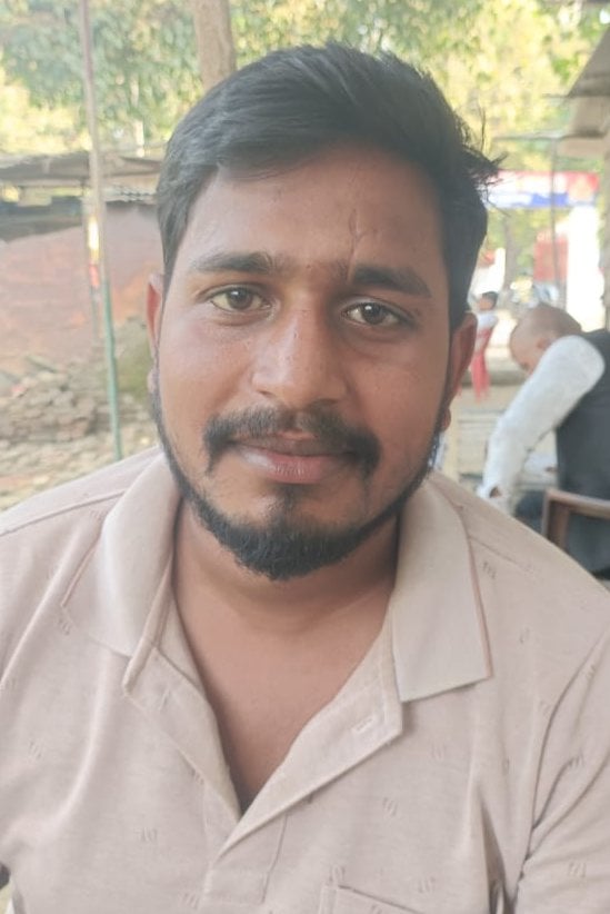 लालगंज के अझारा में इफको गोदाम पर डीएपी लेने उमड़ी किसानों की भीड़। संवाद लालगंज के अझारा में इफको गोदाम पर डीएपी लेने उमड़ी किसानों की भीड़। संवाद