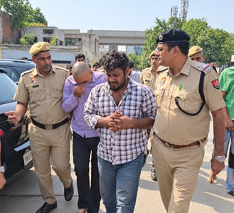 मार्केट में हाथ जोड़ कर चलते आरोपी संवाद मार्केट में हाथ जोड़ कर चलते आरोपी संवाद