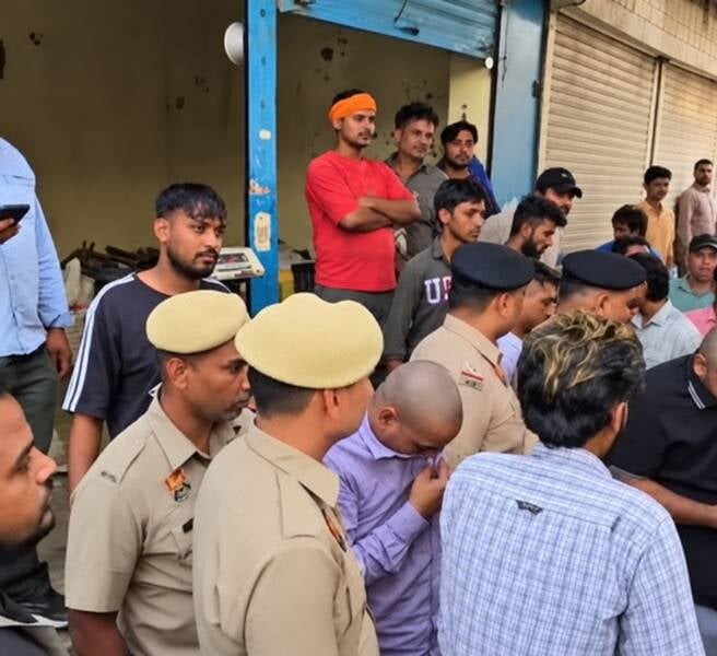 मार्केट में हाथ जोड़ कर चलते आरोपी संवाद मार्केट में हाथ जोड़ कर चलते आरोपी संवाद