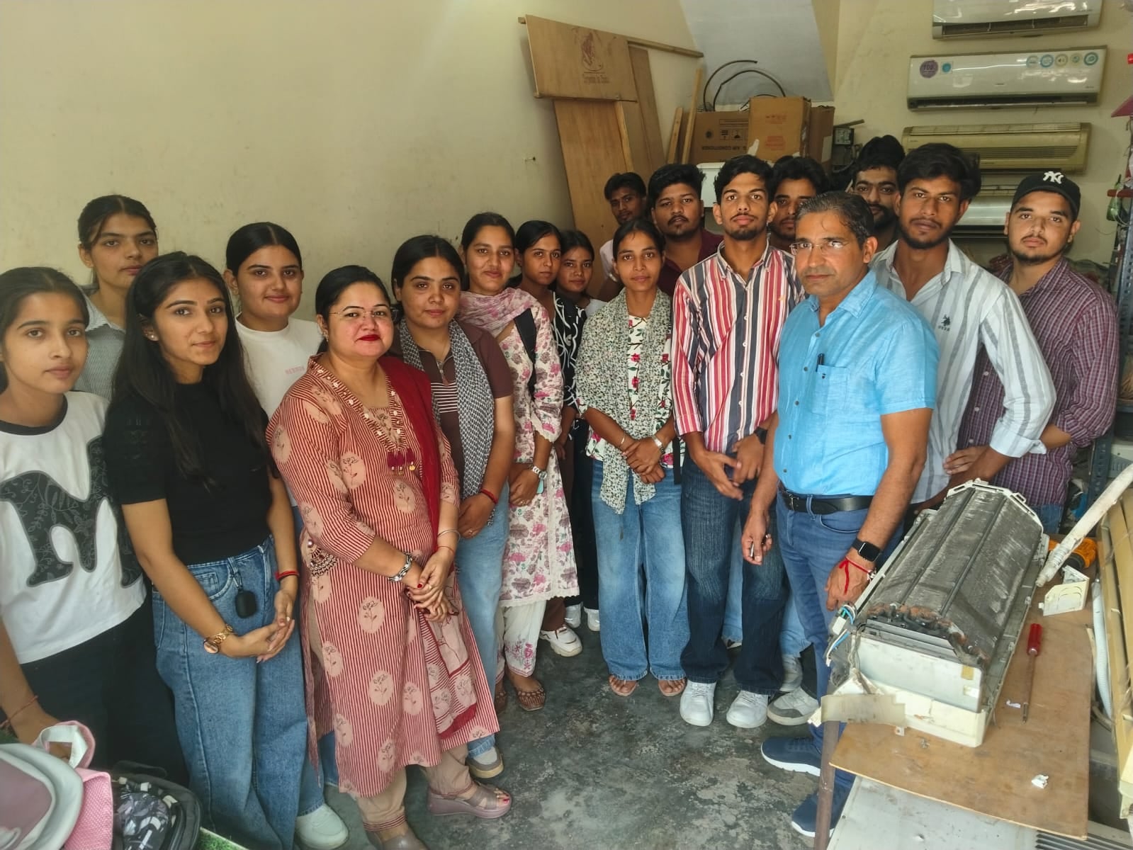 मरम्मत केंद्र के दौरे के दौरान विद्यार्थी व स्टाफ। विज्ञप्ति
