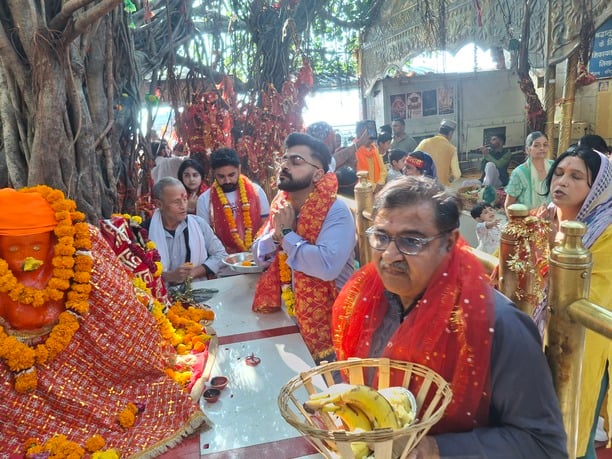 माता चिंतपूर्णी मंदिर में दर्शनों के लिए कतारों में खड़े होकर इंतजार करते हुए श्रद्धालु। संवाद माता चिंतपूर्णी मंदिर में दर्शनों के लिए कतारों में खड़े होकर इंतजार करते हुए श्रद्धालु। संवाद