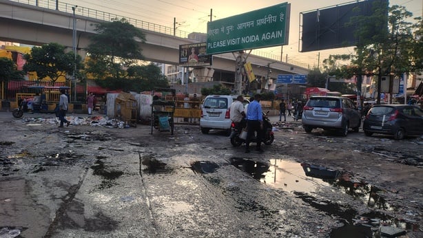 नोएडा सेक्टर 116 प्रदूषण निगरानी केंद्र के पास वॉटर गन नोएडा सेक्टर 116 प्रदूषण निगरानी केंद्र के पास वॉटर गन