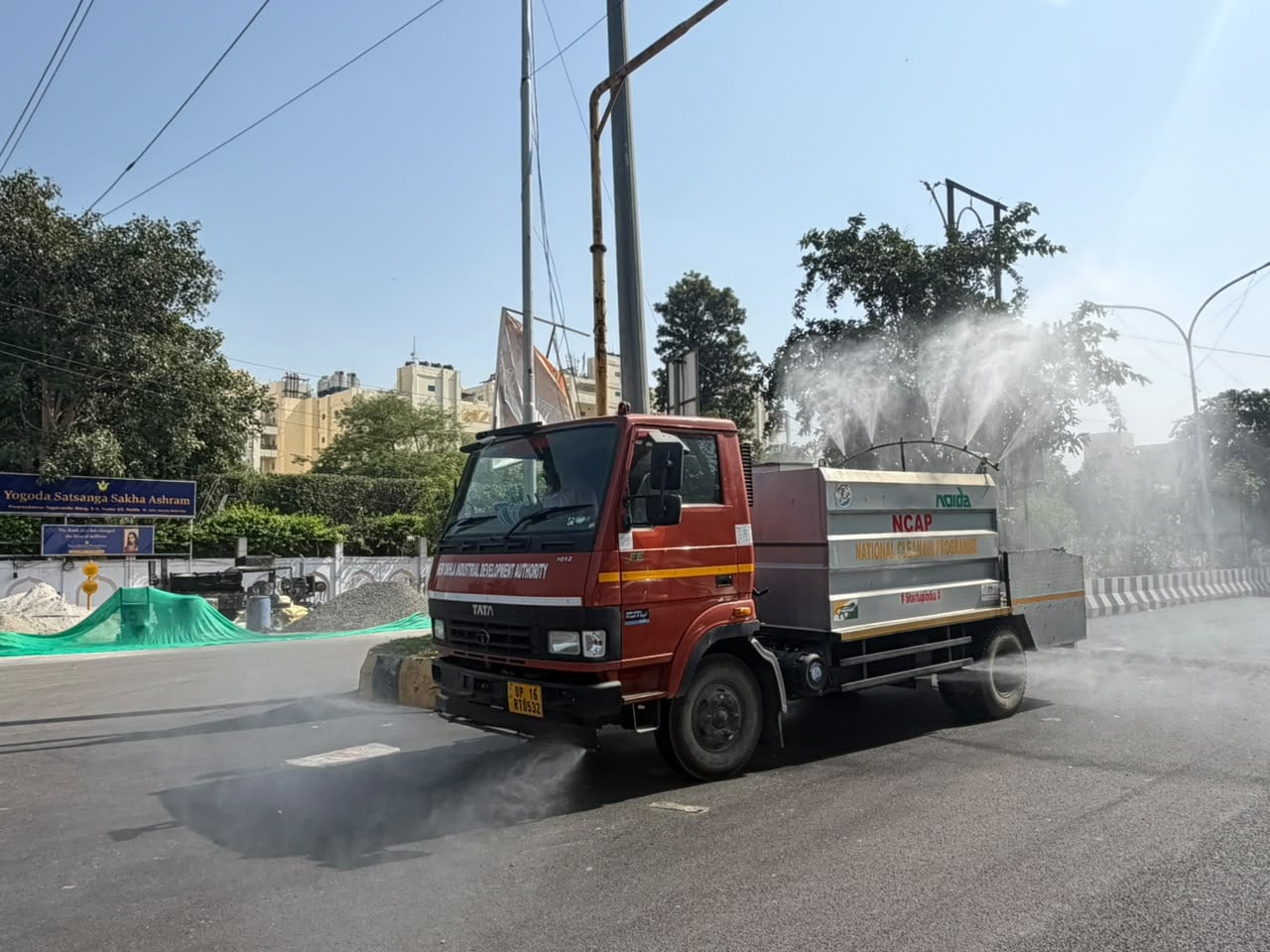नोएडा सेक्टर 116 प्रदूषण निगरानी केंद्र के पास वॉटर गन नोएडा सेक्टर 116 प्रदूषण निगरानी केंद्र के पास वॉटर गन