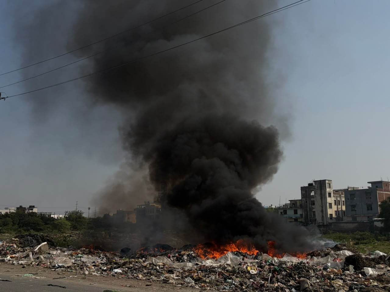 नोएडा सेक्टर 116 प्रदूषण निगरानी केंद्र के पास वॉटर गन नोएडा सेक्टर 116 प्रदूषण निगरानी केंद्र के पास वॉटर गन
