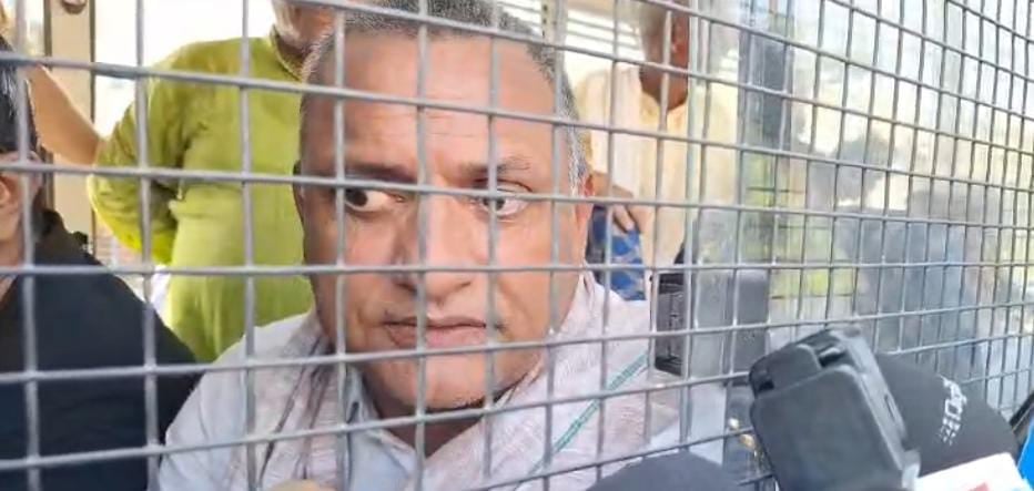 नवादा में जमीन अधिग्रहण और धान की फसल क्षति के विरोध में ट्रैक्टरों के साथ प्रदर्शन करते किसान,
