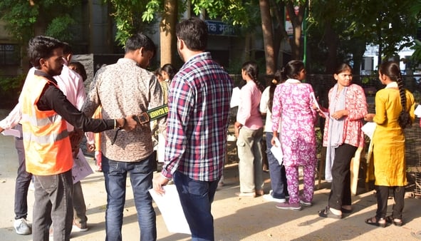 प्रारंभिक अहर्ता परीक्षा में शामिल हुए अभ्यर्थी। प्रारंभिक अहर्ता परीक्षा में शामिल हुए अभ्यर्थी।