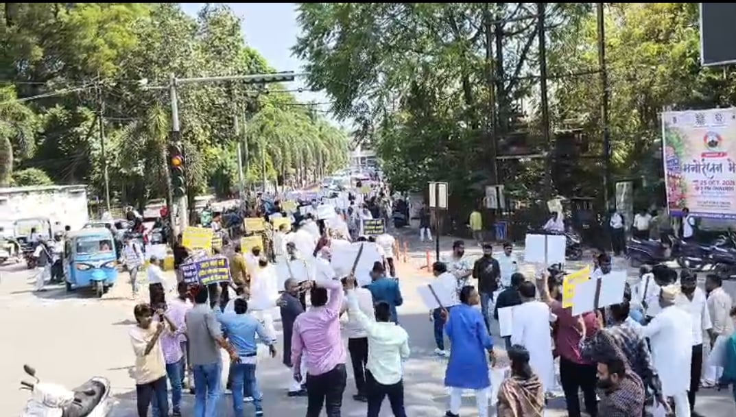 प्रदर्शनकारियों का उल्टा मार्च प्रदर्शनकारियों का उल्टा मार्च