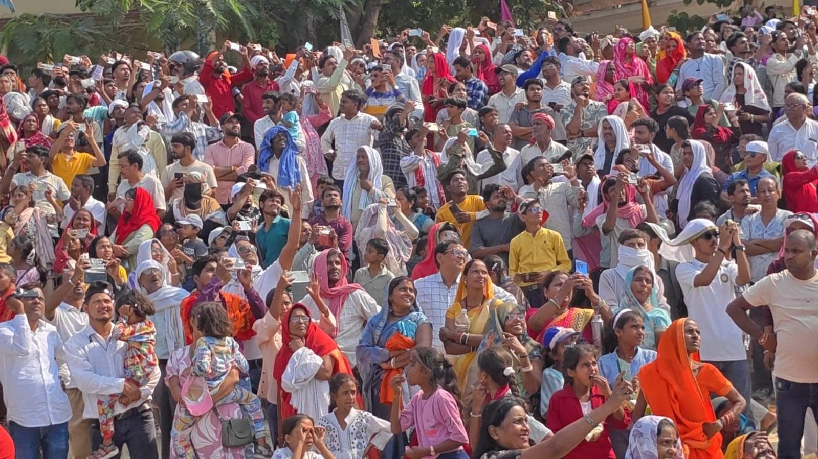 पड़ाव के डोमरी में करतब दिखाते विमान। संवाद पड़ाव के डोमरी में करतब दिखाते विमान। संवाद