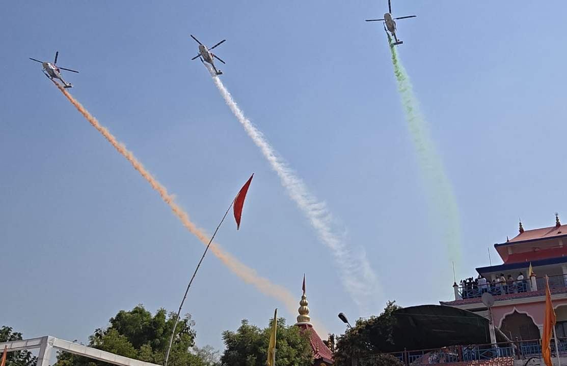 पड़ाव के डोमरी में करतब दिखाते विमान। संवाद पड़ाव के डोमरी में करतब दिखाते विमान। संवाद