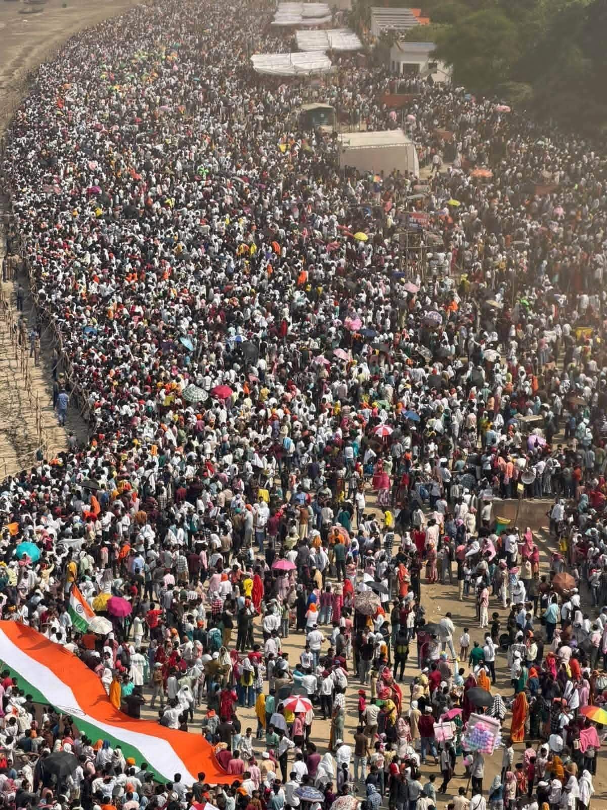 पड़ाव के डोमरी में करतब दिखाते विमान। संवाद पड़ाव के डोमरी में करतब दिखाते विमान। संवाद