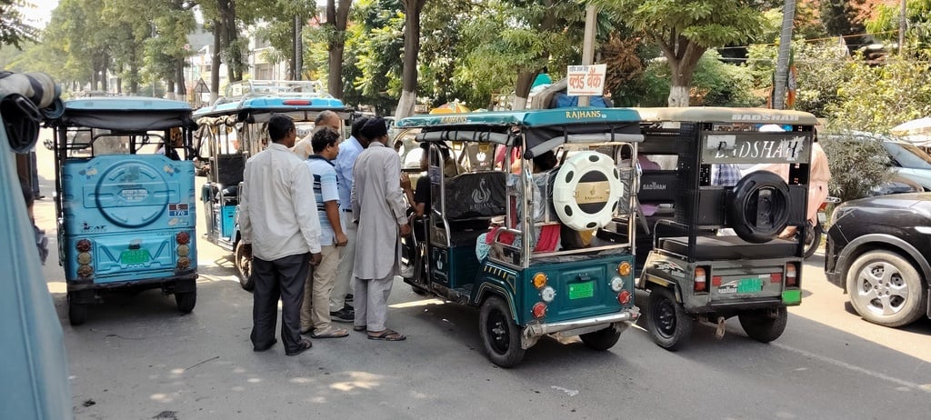 रेलवे स्टेशन रोड पर ई-रिक्शा की वजह से लगे जाम में फंसे वाहन। संवाद रेलवे स्टेशन रोड पर ई-रिक्शा की वजह से लगे जाम में फंसे वाहन। संवाद