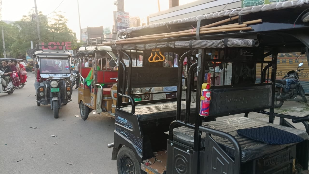 रेलवे स्टेशन रोड पर ई-रिक्शा की वजह से लगे जाम में फंसे वाहन। संवाद रेलवे स्टेशन रोड पर ई-रिक्शा की वजह से लगे जाम में फंसे वाहन। संवाद