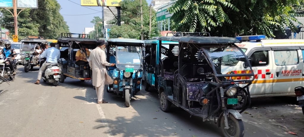 रेलवे स्टेशन रोड पर ई-रिक्शा की वजह से लगे जाम में फंसे वाहन। संवाद रेलवे स्टेशन रोड पर ई-रिक्शा की वजह से लगे जाम में फंसे वाहन। संवाद