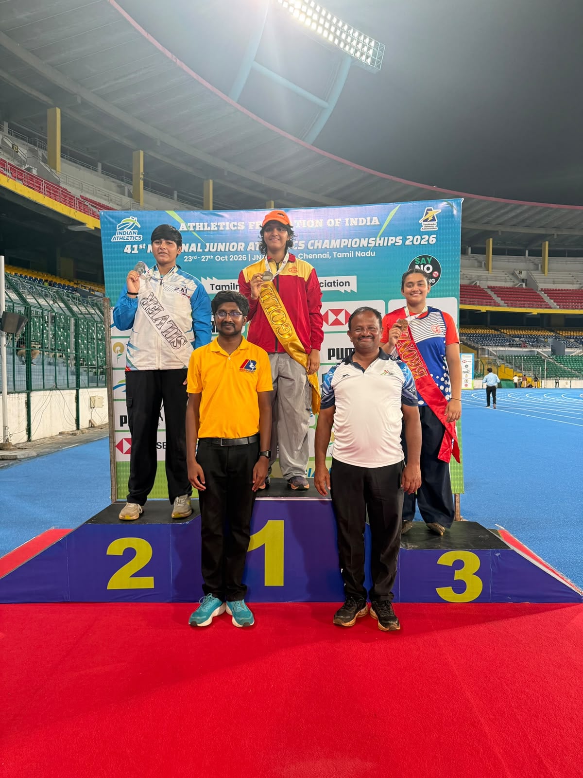 राष्ट्रीय जूनियर एथलेटिक्स प्रतियोगिता में शॉटपुट में रजत पदक जीतने वाली हनप्रीत अपने प्रशिक्षक राष्ट्रीय जूनियर एथलेटिक्स प्रतियोगिता में शॉटपुट में रजत पदक जीतने वाली हनप्रीत अपने प्रशिक्षक