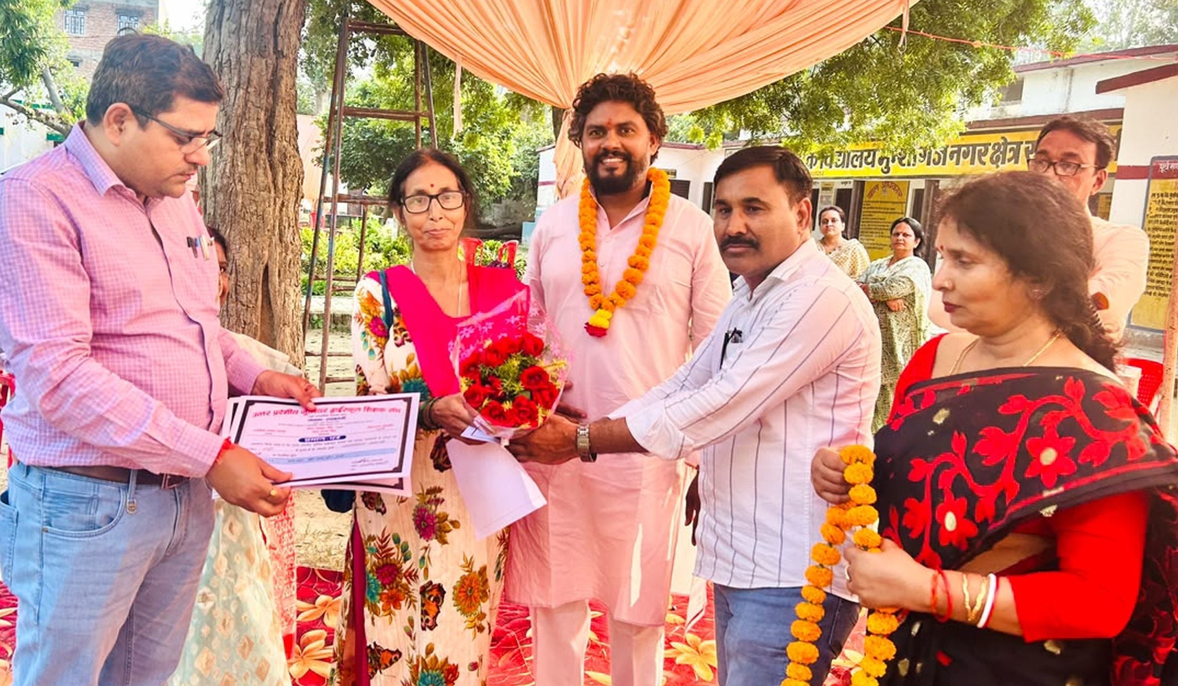 सलोन ब्लॉक संसाधन केंद्र में जूनियर हाईस्कूल शिक्षक संघ के नवनिर्वाचित पदाधिकारी। सलोन ब्लॉक संसाधन केंद्र में जूनियर हाईस्कूल शिक्षक संघ के नवनिर्वाचित पदाधिकारी।