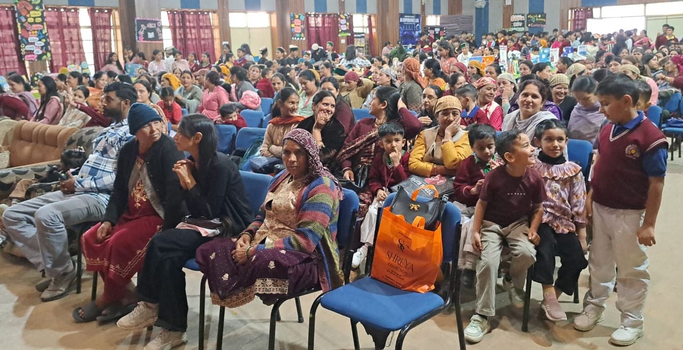 सनशाइन पब्लिक स्कूल रामपुर में आयोजित स्कूल फेट के दौरान खाने के स्टॉल पर लगी भीड़। संवाद