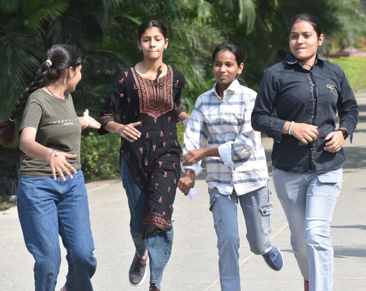 सर्कुलर रोड स्थित एमजी पब्लिक स्कूल केंद्र से परीक्षा देकर लौटते हुए परिक्षार्थ। स्रोत संवाद सर्कुलर रोड स्थित एमजी पब्लिक स्कूल केंद्र से परीक्षा देकर लौटते हुए परिक्षार्थ। स्रोत संवाद