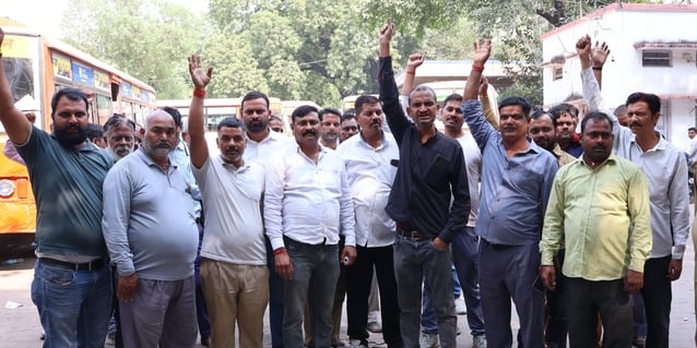 संविदा चालक-परिचालक ने पेट्रोल डालकर किया आत्मदाह का प्रयास। संविदा चालक-परिचालक ने पेट्रोल डालकर किया आत्मदाह का प्रयास।