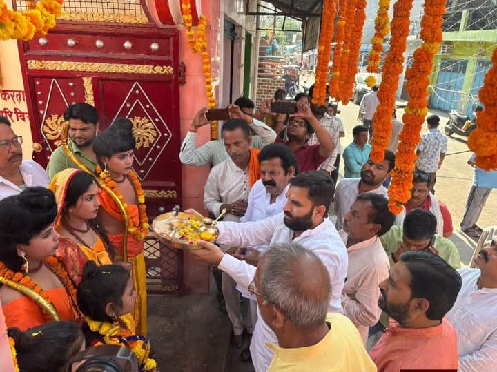 शोभायात्रा में लव-कुश और हनुमान की झांकी देखते लोग। स्रोत:आयोजक