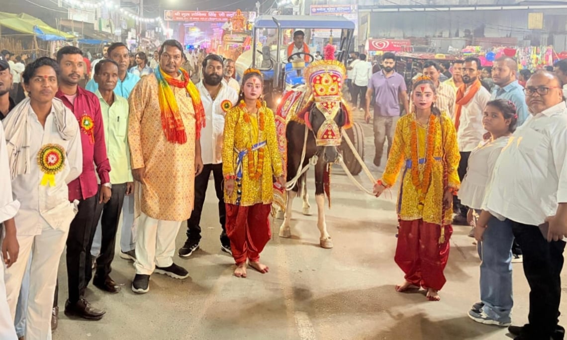 शोभायात्रा में लव-कुश और हनुमान की झांकी देखते लोग। स्रोत:आयोजक