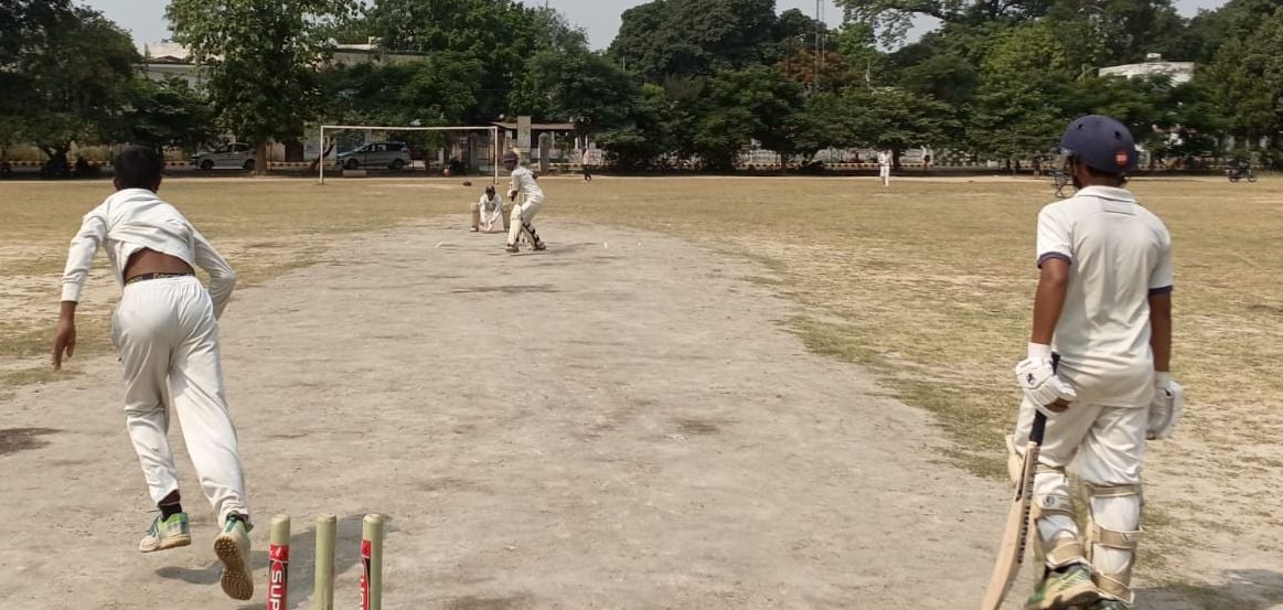 शाह क्लब स्थित मैदान पर बल्लेबाजी और गेंदबाजी करते खिलाड़ी। संवाद शाह क्लब स्थित मैदान पर बल्लेबाजी और गेंदबाजी करते खिलाड़ी। संवाद