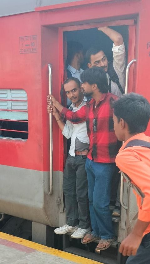 शाहजहांपुर में ट्रेन की एसी बोगी में सवार होते अभ्यर्थी। संवाद