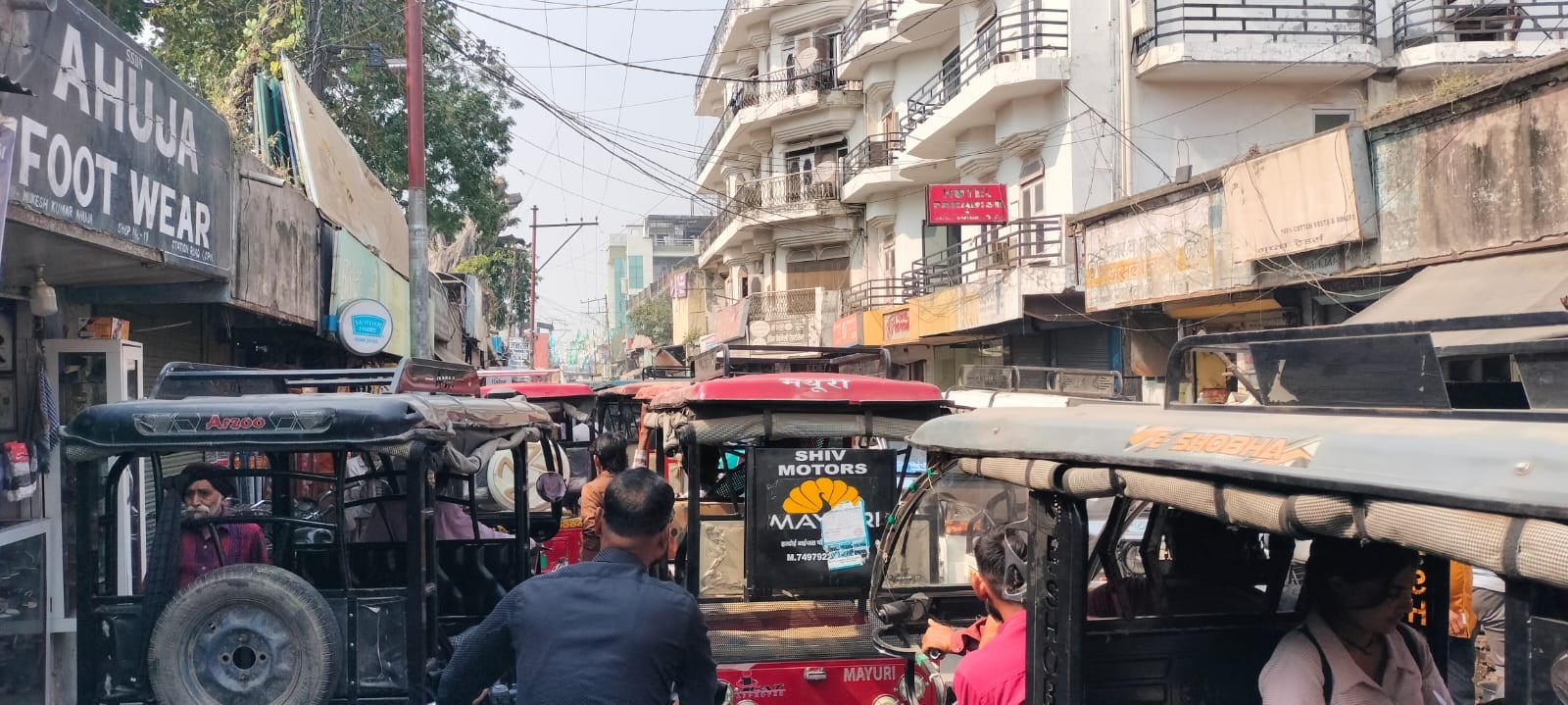 शाहजहांपुर में ट्रेन की एसी बोगी में सवार होते अभ्यर्थी। संवाद