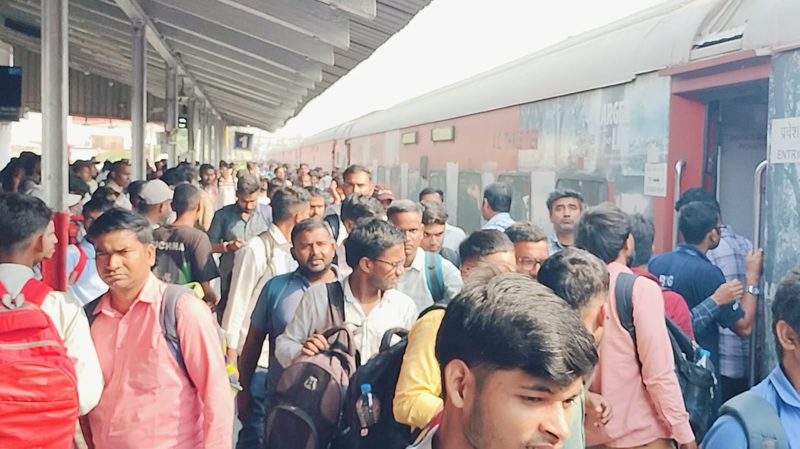 शाहजहांपुर में ट्रेन की एसी बोगी में सवार होते अभ्यर्थी। संवाद