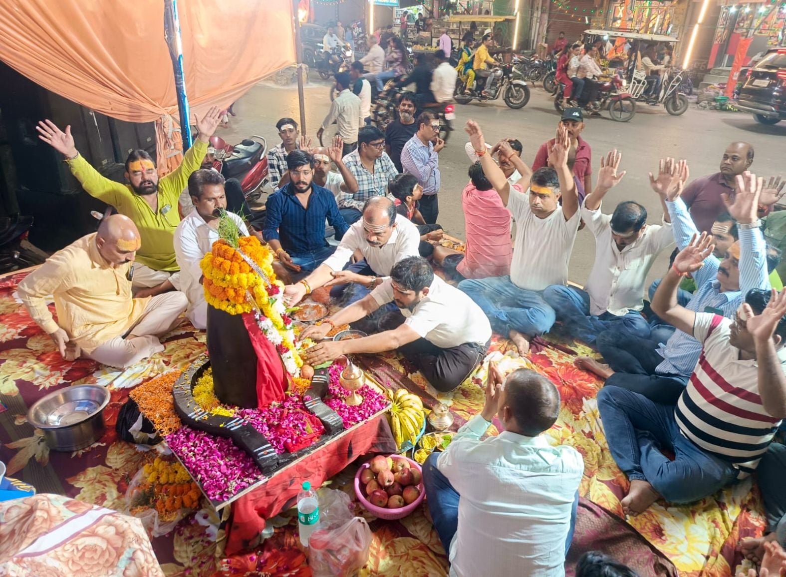 शहर के देवी पंडाल में जगराते की तैयारी में नारी शक्ति। 
