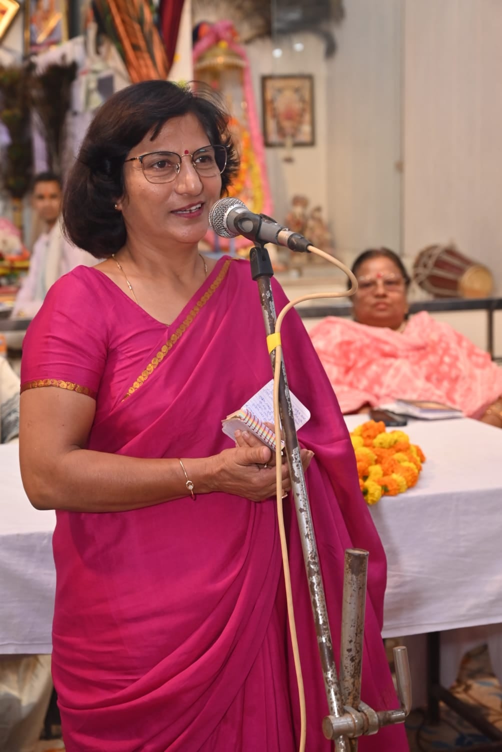 शक्ति उपासना समारोह में काव्य पाठ करते हुए कवियत्री। (स्त्रोत आयोजक) मवाना। शक्ति उपासना समारोह में काव्य पाठ करते हुए कवियत्री। (स्त्रोत आयोजक) मवाना।