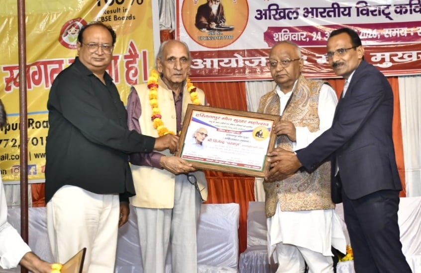 शक्ति उपासना समारोह में काव्य पाठ करते हुए कवियत्री। (स्त्रोत आयोजक) मवाना। शक्ति उपासना समारोह में काव्य पाठ करते हुए कवियत्री। (स्त्रोत आयोजक) मवाना।