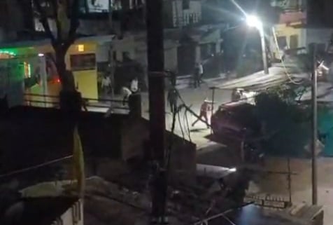 शरद पूर्णिमा की रात दो पक्षों में जमकर पथराव