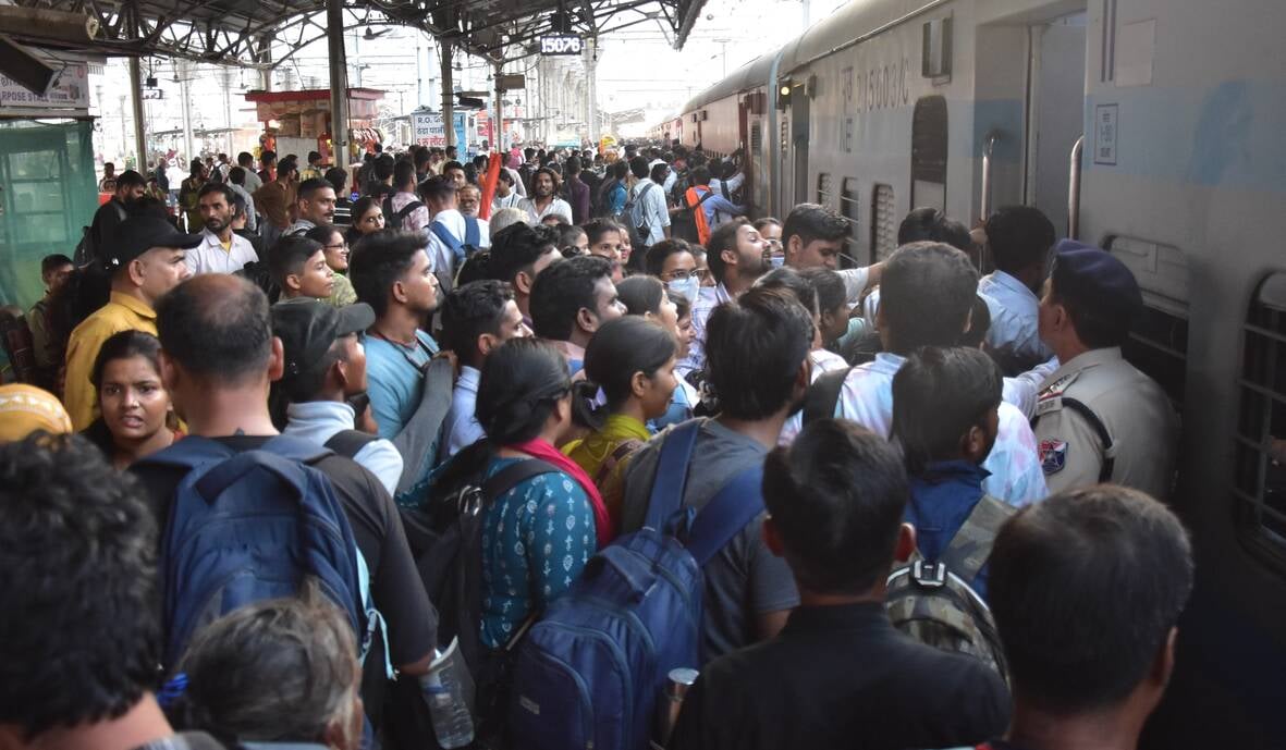 ट्रेन में बैठने के लिए रही मारामारी।
