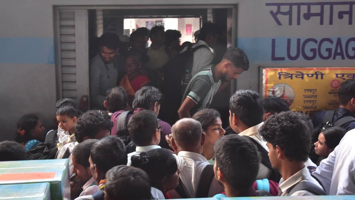 ट्रेन में बैठने के लिए रही मारामारी।