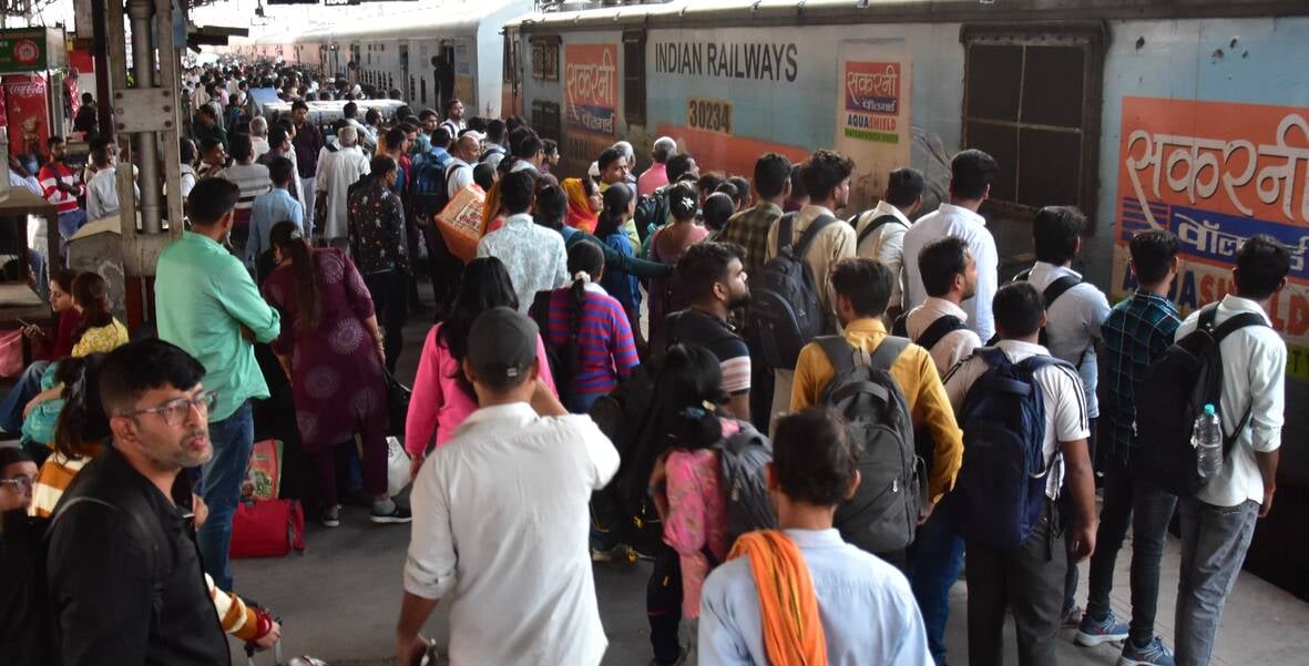 ट्रेन में बैठने के लिए रही मारामारी।
