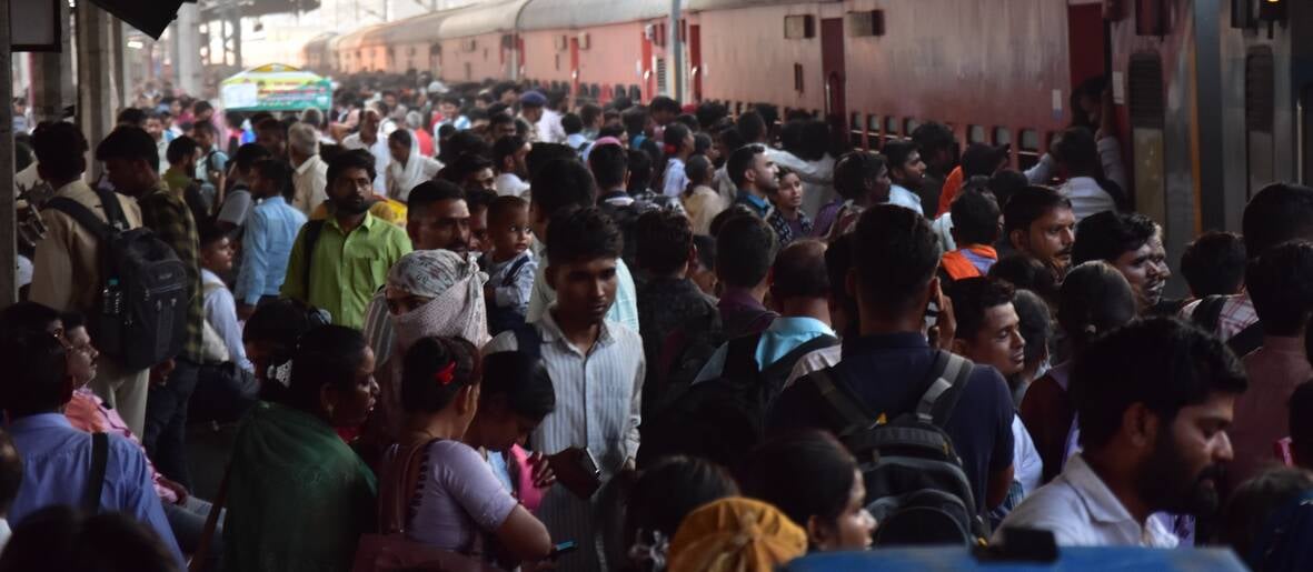 ट्रेन में बैठने के लिए रही मारामारी।