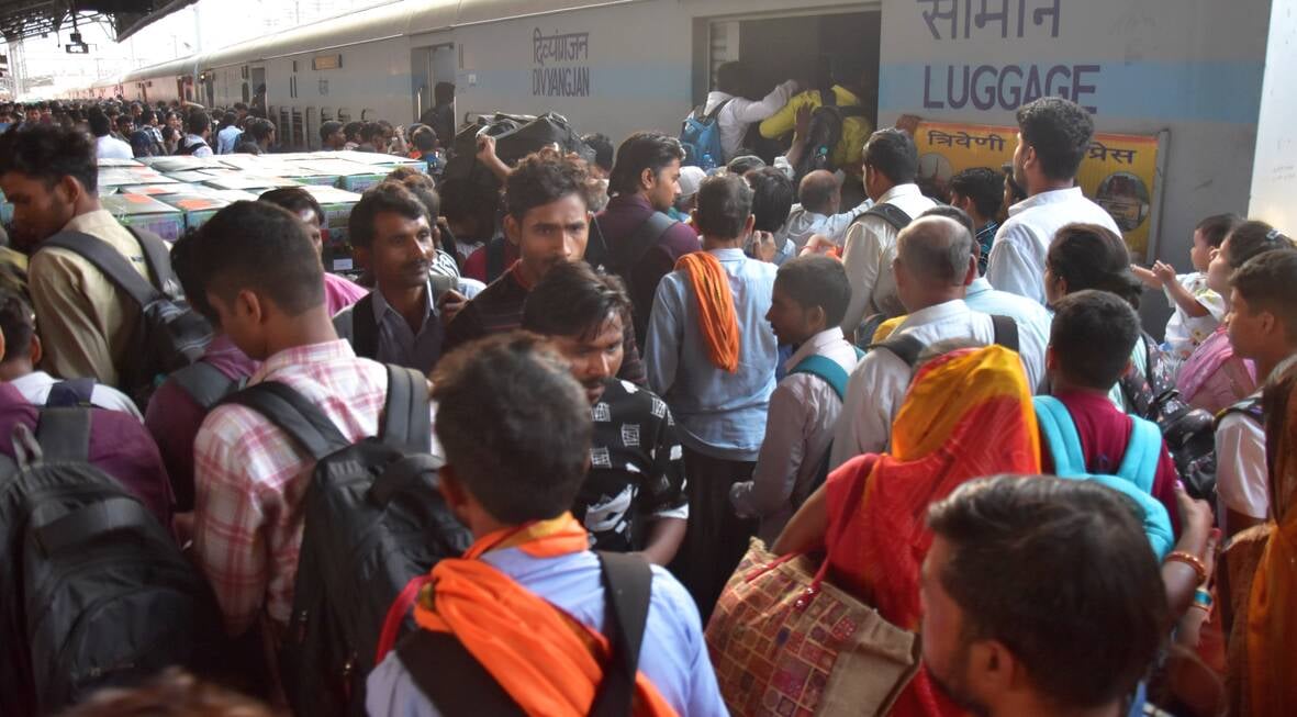 ट्रेन में बैठने के लिए रही मारामारी।