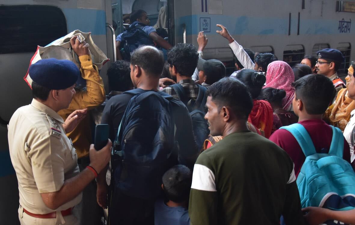 ट्रेन में बैठने के लिए रही मारामारी।