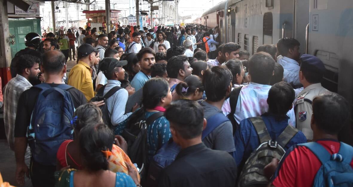 ट्रेन में बैठने के लिए रही मारामारी।