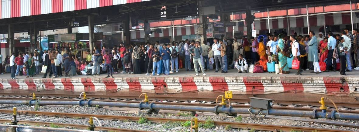 ट्रेन में बैठने के लिए रही मारामारी।
