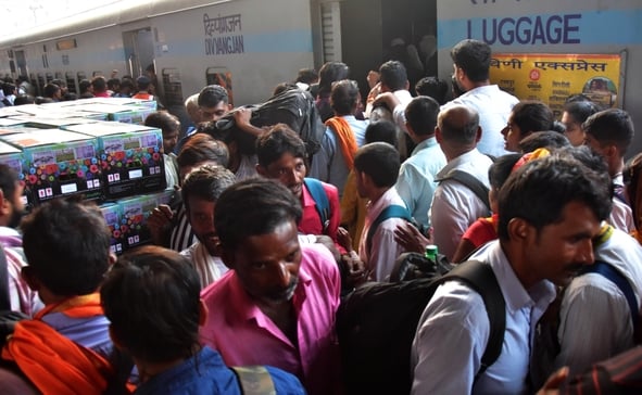 ट्रेन में बैठने के लिए रही मारामारी।