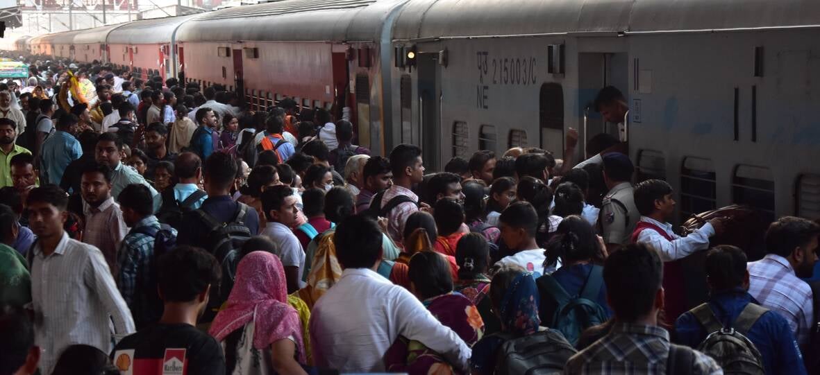 ट्रेन में बैठने के लिए रही मारामारी।