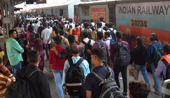 ट्रेन में बैठने के लिए रही मारामारी।