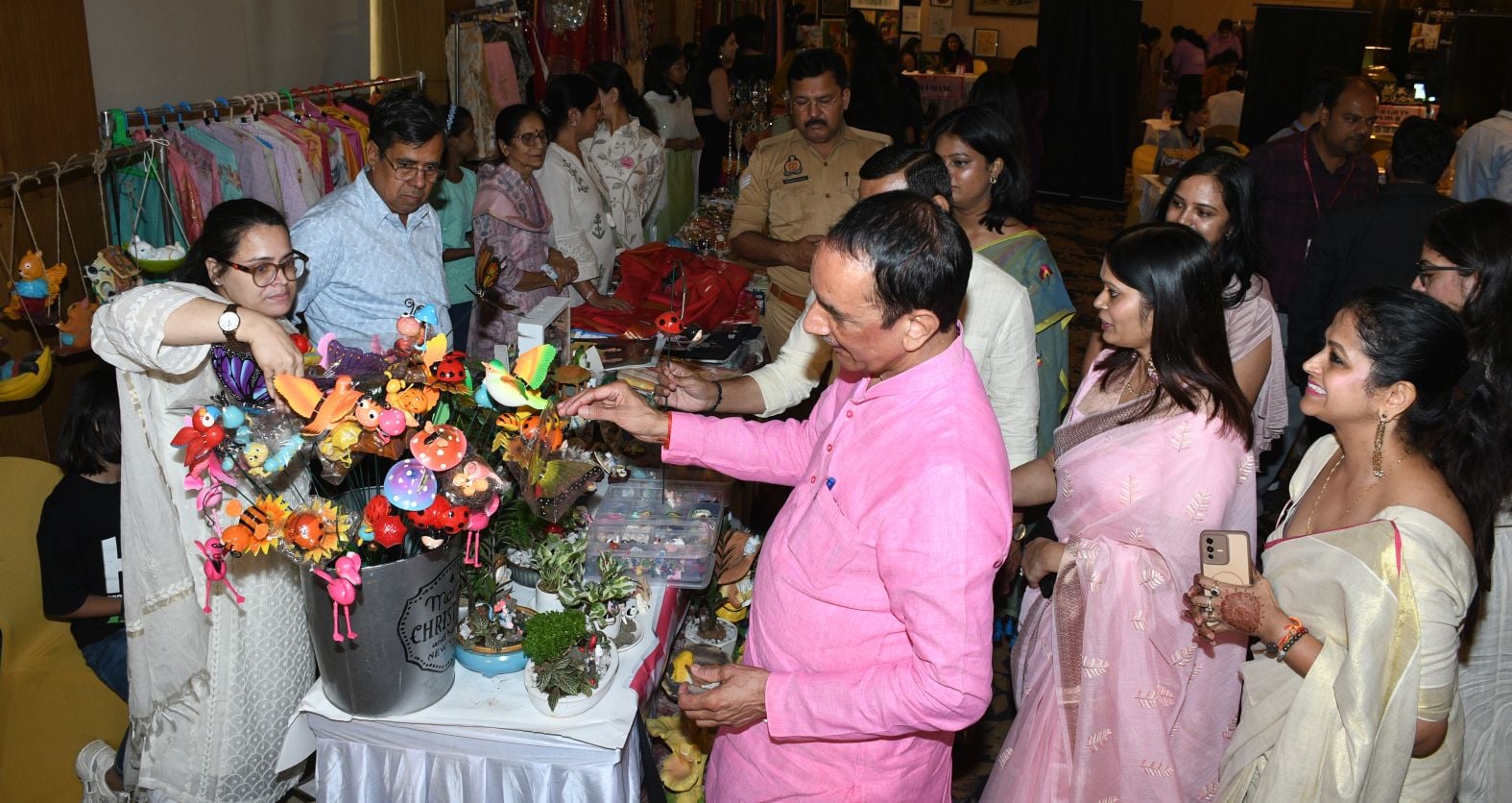 तवस्या महिला उद्यमी मंच की ओर से महिला उद्यमियों के स्वदेशी उत्पादों की प्रदर्शनी में अवलोकन कर