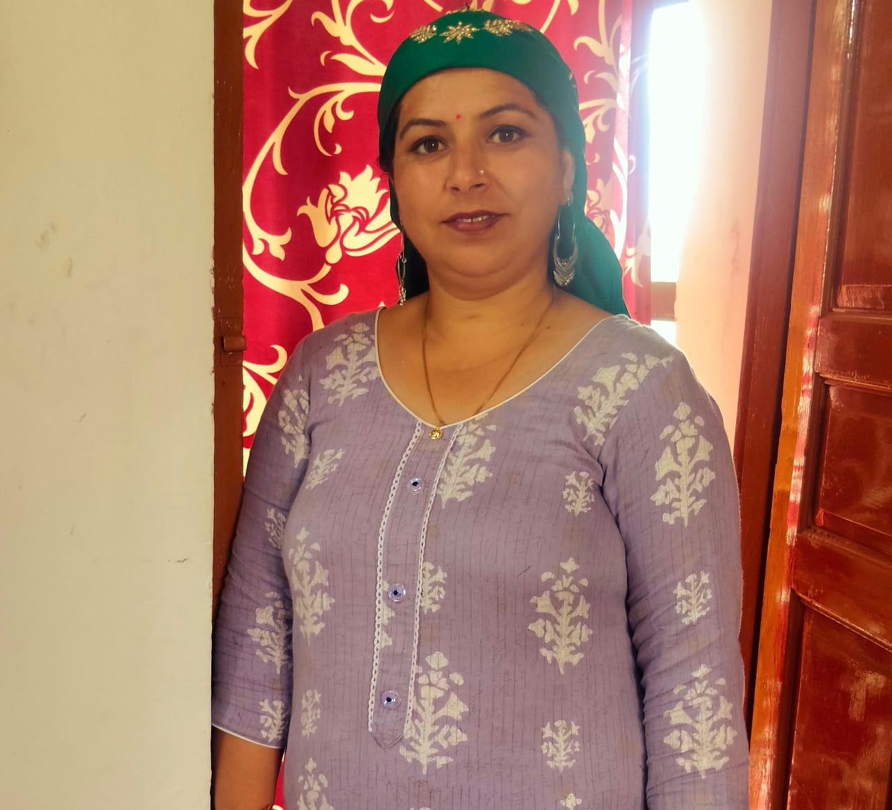 दाड़लाघाट के बरसनु से बस सेवा बंद होने से निजी गाड़ी में सफर करने को मजबूर स्कूली बच्चे। दाड़लाघाट के बरसनु से बस सेवा बंद होने से निजी गाड़ी में सफर करने को मजबूर स्कूली बच्चे।